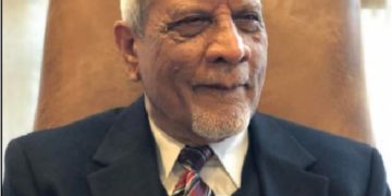 چھوڑ کر ہم سب کو صادق باجوہ