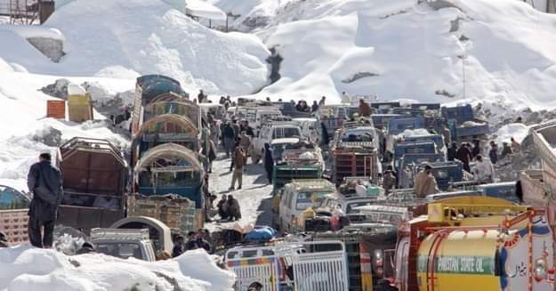 لواری ٹنل ایکسیس روڈ پر برف باری کے اثرات